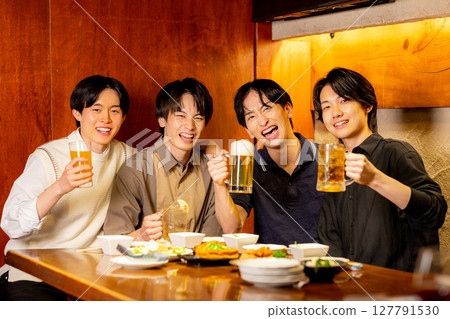 年輕人在居酒屋裡舉杯慶祝 127791530