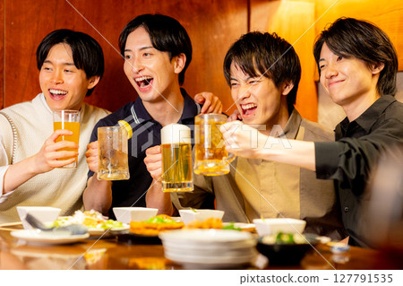 年輕人在居酒屋裡舉杯慶祝 127791535