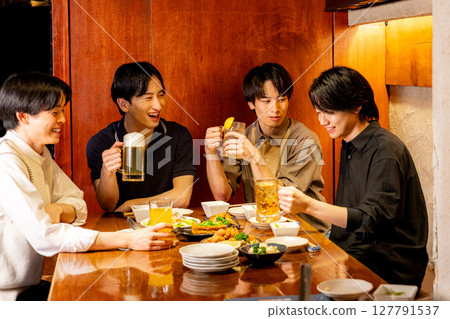 Young men toasting at an izakaya 127791537