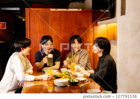 年輕人在居酒屋裡舉杯慶祝 127791538