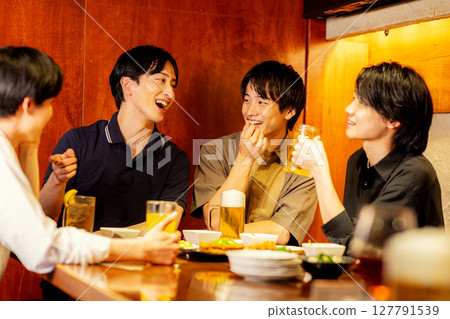 年輕人在居酒屋裡舉杯慶祝 127791539