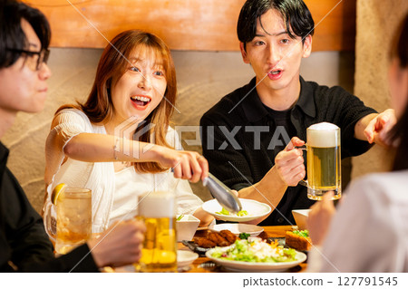 拿著沙拉的婦女 127791545