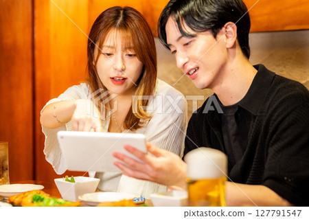 在居酒屋吃飯的男女 127791547