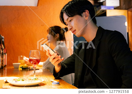 男人在酒吧喝酒 127791558