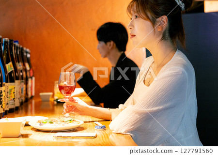 一名女子在酒吧吃飯 127791560