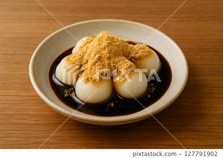 一種日式甜點,由豆腐和白玉製成,上面塗有棕色蜂蜜和黃豆粉(烤大豆粉) 一種日式甜點,由豆腐和白玉製成,上面塗有棕色蜂蜜和黃豆粉(烤大豆粉) 127791902