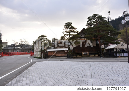 日本岐阜縣春季高山祭期間，旅遊景點中橋和美麗的日出以及裝飾著燈籠的神社 127791917
