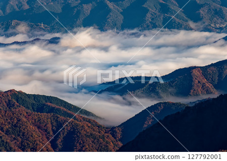 The Katsura River valley with morning mist seen from Hinokiboramaru in Tanzawa in late autumn The Katsura River valley with morning mist seen from Hinokiboramaru in Tanzawa in late autumn 127792001