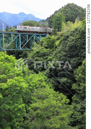 秩父鐵道“初夏綠意盎然的山脈之中，行駛在鋼橋上的列車” 127792206