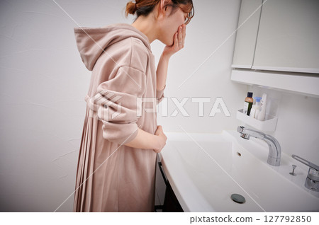 Women suffering from morning sickness, pregnant women, maternity 127792850