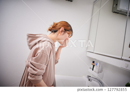 患有孕吐的女性、孕婦、產婦 患有孕吐的女性、孕婦、產婦 127792855