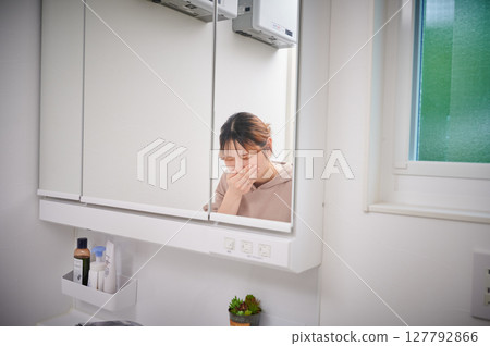 Women suffering from morning sickness, pregnant women, maternity Women suffering from morning sickness, pregnant women, maternity 127792866