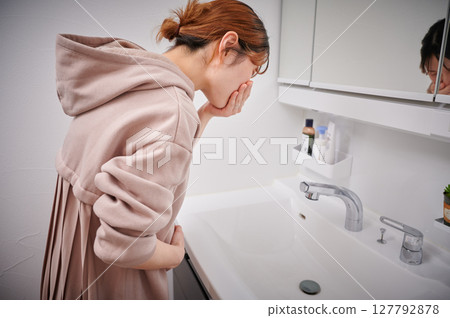 Women suffering from morning sickness, pregnant women, maternity Women suffering from morning sickness, pregnant women, maternity 127792878