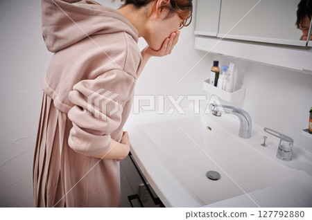 Women suffering from morning sickness, pregnant women, maternity 127792880