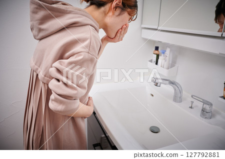 Women suffering from morning sickness, pregnant women, maternity Women suffering from morning sickness, pregnant women, maternity 127792881