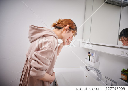 Women suffering from morning sickness, pregnant women, maternity Women suffering from morning sickness, pregnant women, maternity 127792909