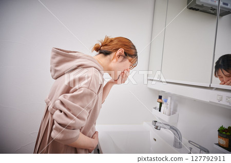 患有孕吐的女性、孕婦、產婦 患有孕吐的女性、孕婦、產婦 127792911