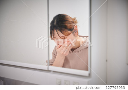 患有孕吐的女性、孕婦、產婦 患有孕吐的女性、孕婦、產婦 127792933