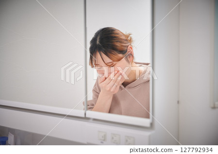 患有孕吐的女性、孕婦、產婦 患有孕吐的女性、孕婦、產婦 127792934