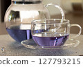 蝴蝶豌豆茶杯和玻璃茶壺中的藍茶 127793215