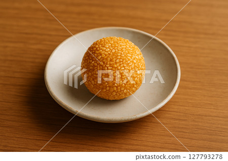 圓圓的芝麻餃子，散發著濃鬱的芝麻香味 127793278