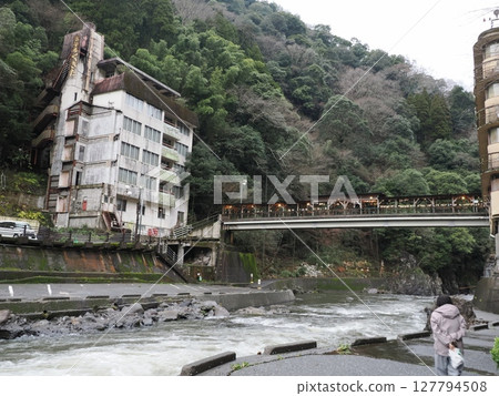 熊本縣阿蘇郡小國町的杖立溫泉、紅葉橋 127794508