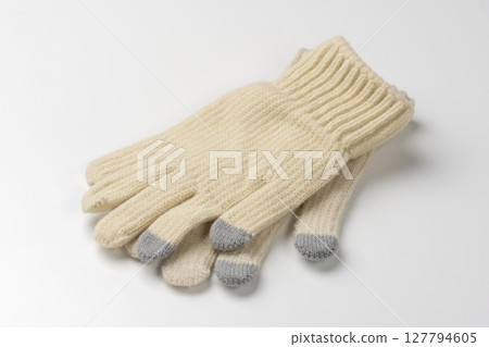 白色背景中的米色針織手套 白色背景中的米色針織手套 127794605