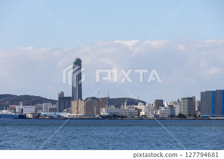 從福岡縣門司港眺望山口縣下關市海峽夢塔 127794681