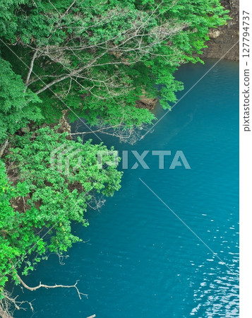 初夏的群馬縣：八馬水壩湖碧綠波光粼粼 127794737