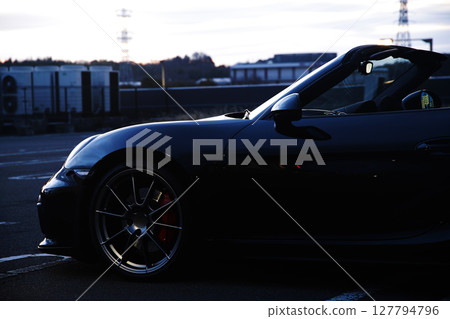 閃亮的黑色跑車 127794796