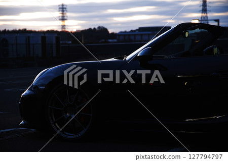 閃亮的黑色跑車 127794797