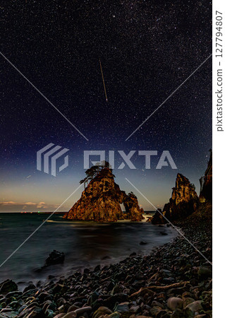 A fantastic coastal night view, Tsurigane Cave and the trails of stars in Iwate 127794807