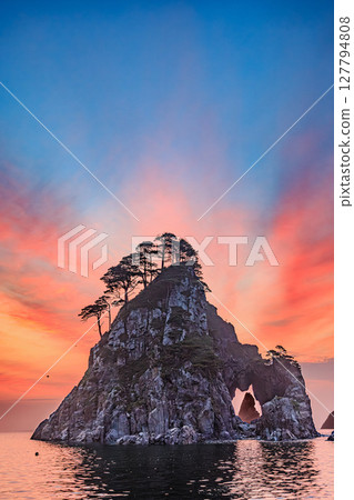 The magnificent view of Tsurigane Cave in Iwate Prefecture at dawn 127794808