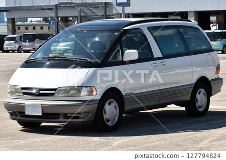 Cars lined up in a parking lot (Toyota Estima, first generation late model) 127794824
