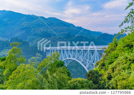 Seiunbashi Bridge as seen from Seiunbashi Park in Hinokage Town, Miyazaki Prefecture 127795066