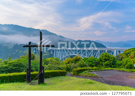 Seiunbashi Bridge as seen from Seiunbashi Park in Hinokage Town, Miyazaki Prefecture 127795071