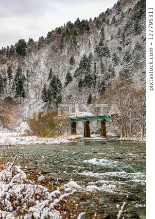 The harsh winter outdoors and the journey on the Akita Shinkansen Komachi 127795311