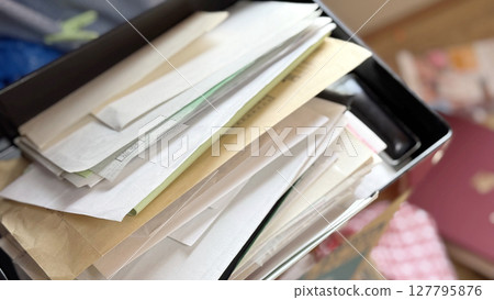 盒子裡有很多文件 盒子裡有很多文件 127795876