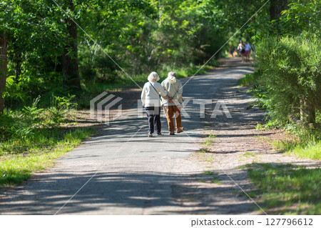 couple walking on the promenade on a sunny day 127796612