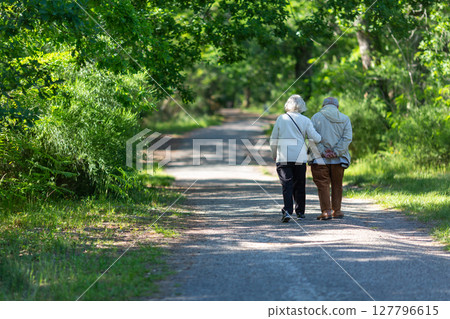 couple walking on the promenade on a sunny day 127796615