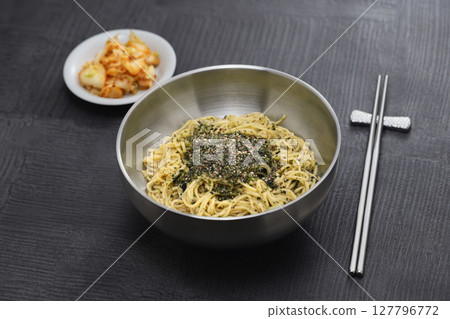韓國料理“紫蘇油拌麵” 127796772