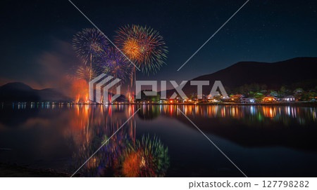 湖畔的夜晚和絢麗多彩的夏日煙火 127798282