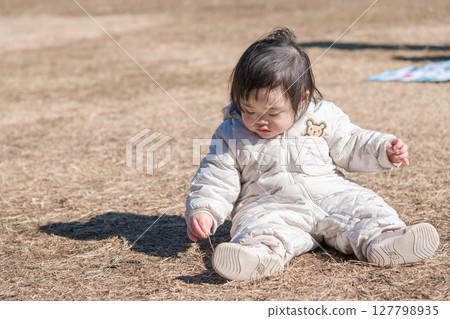 [相模原市立麻溝公園，一位一歲兒童坐在草地上玩耍] 127798935