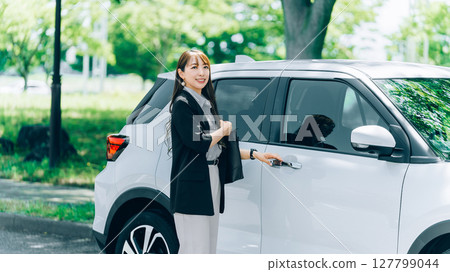 車上的女人/女商人 車上的女人/女商人 127799044