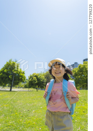 一個微笑女孩步行去學校的場景 一個微笑女孩步行去學校的場景 127799220