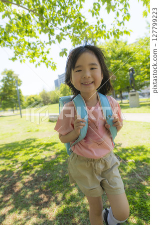 一個微笑女孩步行去學校的場景 一個微笑女孩步行去學校的場景 127799223