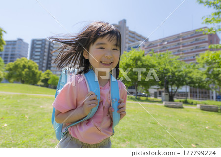 一個微笑女孩步行去學校的場景 一個微笑女孩步行去學校的場景 127799224