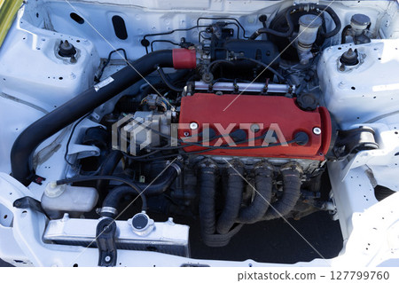 汽車引擎、改裝車的引擎蓋下、調音機 127799760