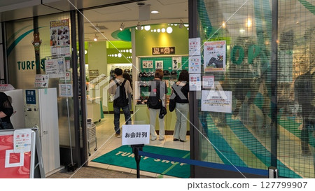 熱鬧的賽馬店 | 賽馬迷們正在尋找 JRA 官方商品 熱鬧的賽馬店 | 賽馬迷們正在尋找 JRA 官方商品 127799907