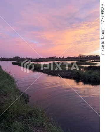 View of sunset on Ria de Aveiro, Ovar, Portugal. 127799929